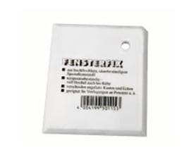 Gummispartel "Ostemad" på 85x85mm med et rundt hul øverst til ophængning og tekst på fronten.