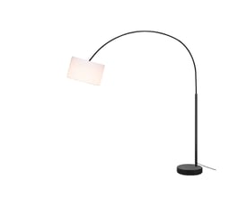 SLV FENDA Bow gulvlampefod i sort med en hvid stofskærm monteret på den buede arm, på hvid baggrund.