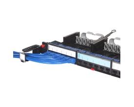 Legrand LCS kabelbøjle i sort plast med flere blå netværkskabler forbundet til patchpanel, 1HE.