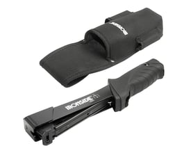 Ironside sort hæftehammer til klammer 120/6 med gummihåndtag og sort etui vist ved siden af.