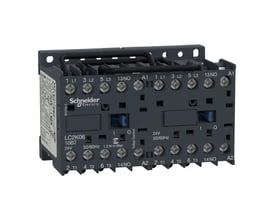 Schneider Electric TeSys K kontaktor til reversering med 3 poler (3NO), 6A og 110V AC-spole. Kontaktor har skrueklemmer og synlig mærkning.