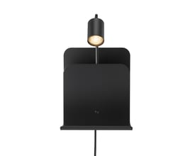 Frontvisning af den sorte Nordlux Roomi væglampe med tændt GU10 pære og mat metaloverflade, isoleret på hvid baggrund.