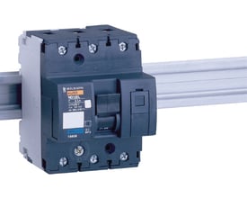 Schneider Electric NG125L C, 3-polet 50A maksimalafbryder monteret på DIN-skinne med tydelig mærkning og vippekontakt.