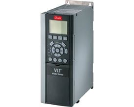 Danfoss VLT® HVAC Drive FC 102 frekvensomformer i grå og sort med et grafisk display og kontrolknapper på frontpanelet.