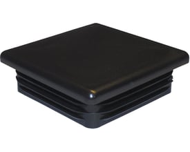 Sort, firkantet dupsko af polyethylen til rør på 80x80 mm, med lameller og fladt hoved.