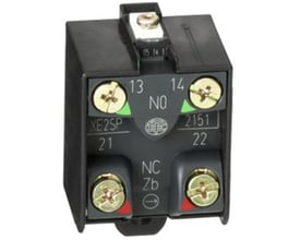 Schneider Electric XE2SP2151 kontaktelement set fra siden, viser den kompakte sorte plastikkabinet og tilslutningsklemmer.