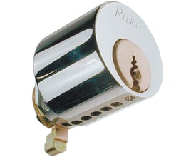 Assa Abloy rund cylinder i krom set skråt med synligt nøglehul og række af åbninger langs siden.