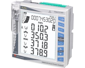 Carlo Gavazzi WM40 netanalysator til 3x400 V med stort LCD-display, blå betjeningsknapper og grønne tilslutninger.