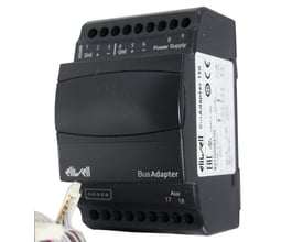 Sort Clint Busadaptor 150 IS-RS485 Modbus-modul med tilslutningsklemmer øverst og nederst, set skråt forfra.
