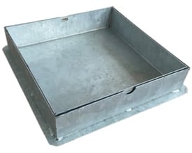 NID brønddæksel 600/700x700x80mm i galvaniseret stål, designet til integrerede fliser med 5 tons belastning.