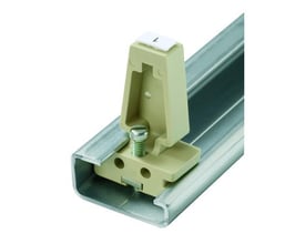 Weidmüller endevinkel EWK2 i beige plastik monteret på TS 32 skinne med skrueterminal og nummereret mærkat.