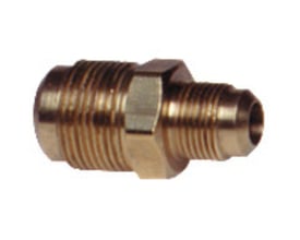 Refco nippel UR2-86 med 1/2" x 3/8" flaretilslutning i messing på hvid baggrund.