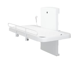 Pressalit SCT 2100 bruseleje i hvid med elektrisk højderegulering og kanvasdug, vist fra venstre side.