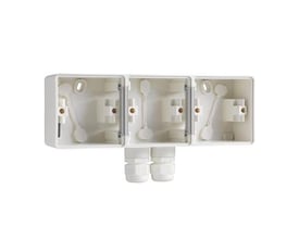 Niko stænktæt underlag med 3 moduler, hvid, IP55-klassificeret, med to M20-indgange og tilhørende kabelforskruninger.