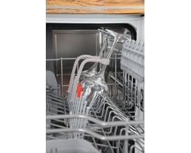 Fire hvide Nordic Quality vinglasholdere holder to vinglas sikkert på plads i opvaskemaskinens øverste kurv.