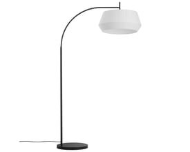 Nordlux Dicte gulvlampe med hvid plisseret tekstilskærm og sort metalstel isoleret på hvid baggrund.