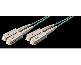 Fiberoptisk patchkabel med 20m Aqua LSZH kappe, viser to SC/PC dupleks konnektorer i beige plast mod sort baggrund.