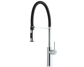 Lavabo Kubus 020 Proff køkkenarmatur i krom messing med fleksibel sort tud og enkelt greb på hvid baggrund.