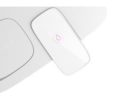 Nærbillede af den hvide Philips instant vandfilterkande med et lilla vanddråbe-ikon på den sorte, aftagelige låg.