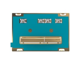 Geberit Sigma50 Square betjeningsplade i messing med synlige skylleknapper og monteringsdetaljer på turkis baggrund.