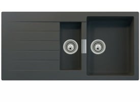 Detalje af Intra Primus D150 køkkenvaskens afløbsbakke med riller, der leder vandet væk.