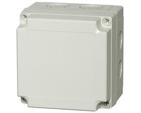 Detaljebillede af Fibox MNX kasse i lys grå polycarbonat, der fremhæver de fire hjørner med skruedæksler og den glatte front.