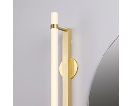 Nærbillede af samlingen på Loevschall Katana LED væglampen i messing med detaljer om monteringspladen og et rundt spejl.