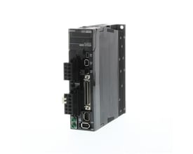 Omron Accurax G5 servodrev R88D-KT02H med 200W, 200 VAC og analog/puls styring, set fra siden med tilslutninger.