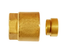 Serto messing-møtrik med klemring i størrelserne 8 mm x ½" på hvid baggrund.