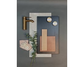 Moodboard med Dansani Mido+ vaskeskab i sort struktur melamin, messing vandhane, fliser og dekorative elementer, der skaber et badeværelsesmiljø.