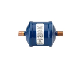 ADK 083S tørrefilter med blå cylinderformet krop og kobberfarvede 3/8-tommers loddetilslutninger i hver ende.