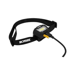 Sort Ironside genopladelig pandelampe med bevægelsessensor og 200 lm, vist med ladekabel tilsluttet.