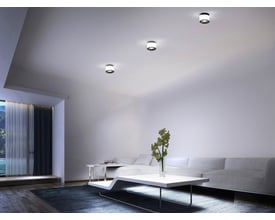 Tre Molto Luce Dark Night LGP loftmonterede armaturer installeret i et moderne opholdsrum med sofa og sofabord.