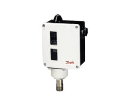 Danfoss RT30AW pressostat til dampanlæg, vist fra siden, fremhæver tilslutningsmuligheder og sort bagkapsling.