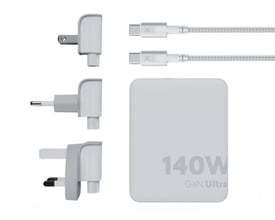 Komplet sæt af Xtorm 140W GaN-Ultra rejseoplader i hvid, inklusive oplader, tre adaptere og to USB-C kabler.