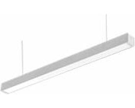 Opple Ledlima ophængssæt til Lima vises monteret på en lang, slank lineær lampe med tynde ophængskabler.