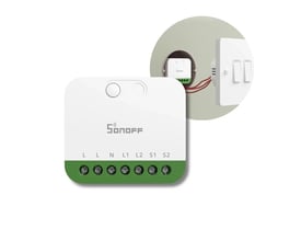 Sonoff MINI DUO MINI-2GS er et hvidt smartrelæ med to kanaler og grønne tilslutningsklemmer.