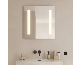 Godhavn spejl med LED lys monteret over et marmorbadeværelsesmøbel med sorte armaturer og sæbedispenser.