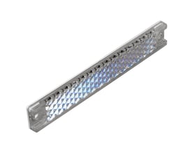 Carlo Gavazzi-prismereflektor med klar, prismemønstret flade og monteringshuller i enderne, set skråt fra oven.