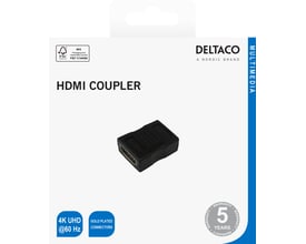 Emballage med en sort Deltaco HDMI-kobler med guldfarvede stik og understøttelse af 4K UHD ved 60 Hz.