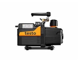 Testo 565i vakuumpumpe med sort kabinet, orange Testo-panel og bærehåndtag, med kapacitet på 7 CFM.