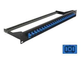 DeLock fiberpatchpanel til 19-tommers rack med 24 blå SC simplex-porte, vist skråt forfra.