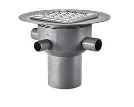 Detaljebillede af Purus Multiflex afløbsskål der viser de to Ø40 mm og et Ø32 mm sideindløb samt PP-plast materiale.