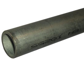 Sort gevindrør, 3/4", med påtrykt mærkning EN 10255 M. Røret er fremstillet efter EN10240-A1-M standarden.