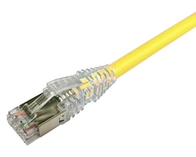 CommScope CAT.6A S/FTP patchkabel på 9 meter i gul, vist med den transparente RJ45-stik med metalafskærmning og aflastningstype.