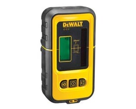 DeWalt laserlinjedetektor i gul og sort med grønt display og kontrolknapper på en hvid baggrund.