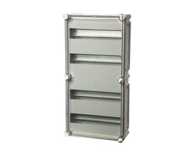 Frontvisning af Fibox DIN-skinnekasse THTD-4, 4x14 modul med lukket grå front og klare sidepaneler, vist på hvid baggrund.