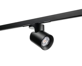 SG Armaturen Zip Aneto Mini Spot i sort aluminium med 3000K lysfarve monteret på en sort skinne.