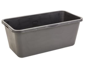 Sort, rektangulær murerbalje fra Ironside med kapacitet på 90 liter, set skråt ovenfra med den brede kant synlig.