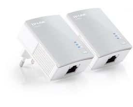 To hvide TP-LINK AV 600 Nano Powerline-adaptere med RJ45-stik og blå indikatorlys, set skråt forfra.